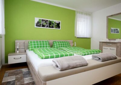 Schlafzimmer mit Doppelbett von Apartment 2
