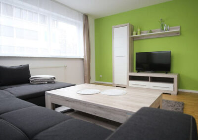 Wohnzimmer mit Grüne wand