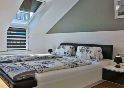 Doppelbett mit weiße Bettwäsche
